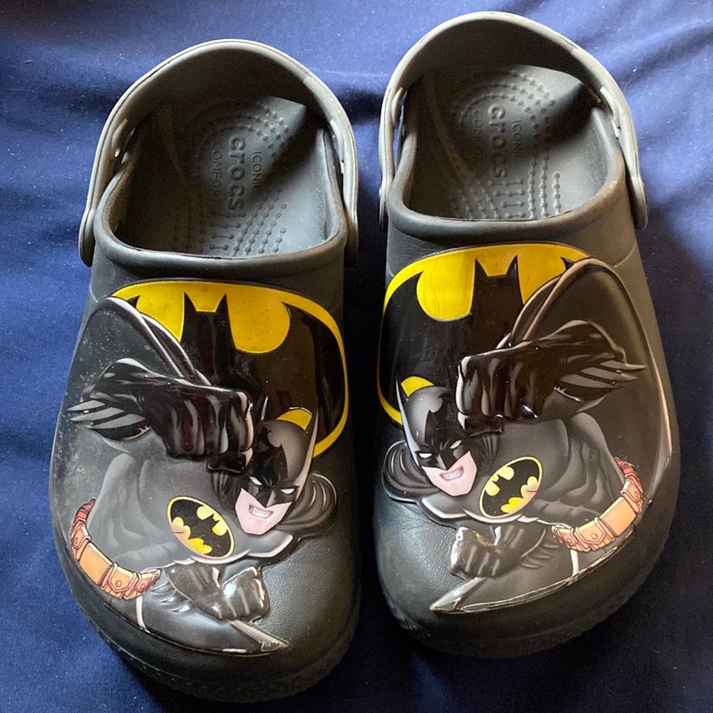 Crocs Batman clog shoes size j2 boys